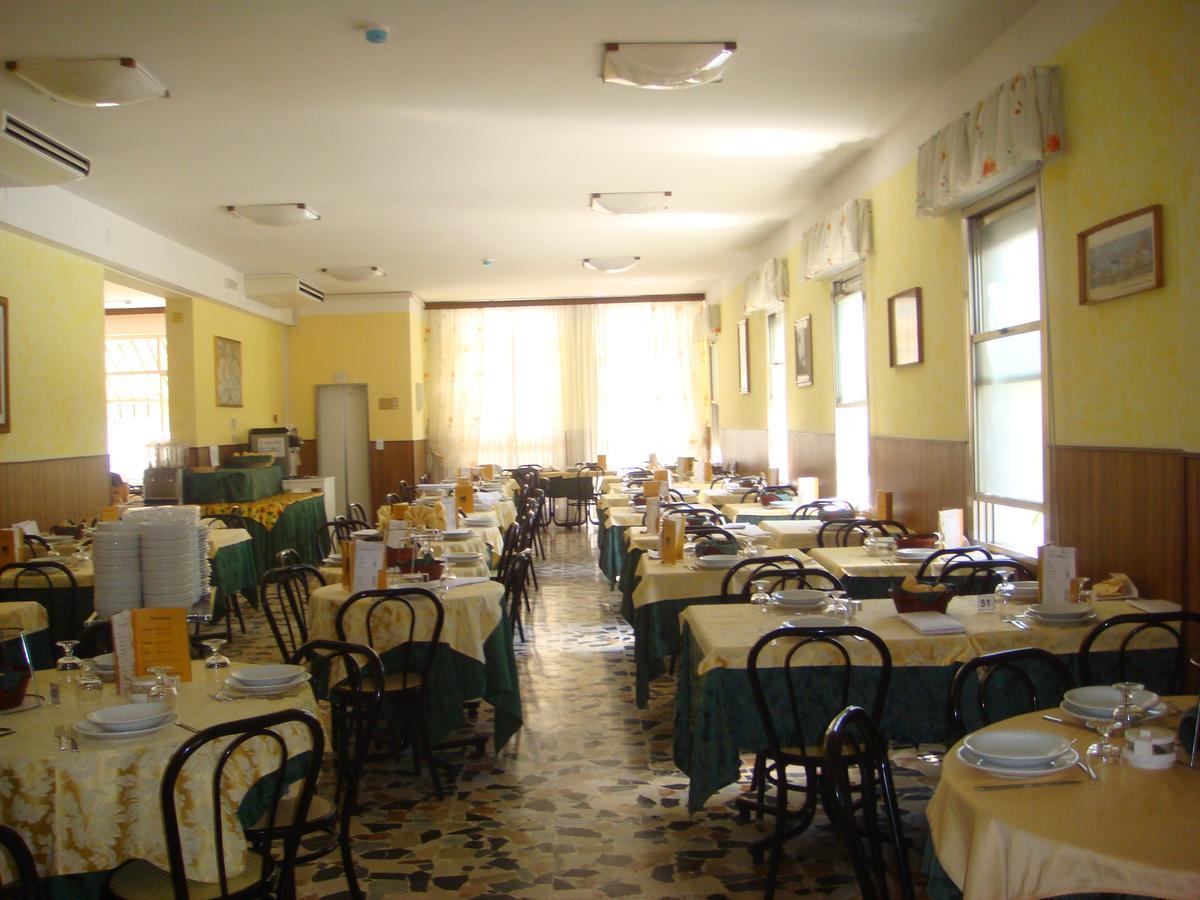 רימיני Hotel Moroni מראה חיצוני תמונה