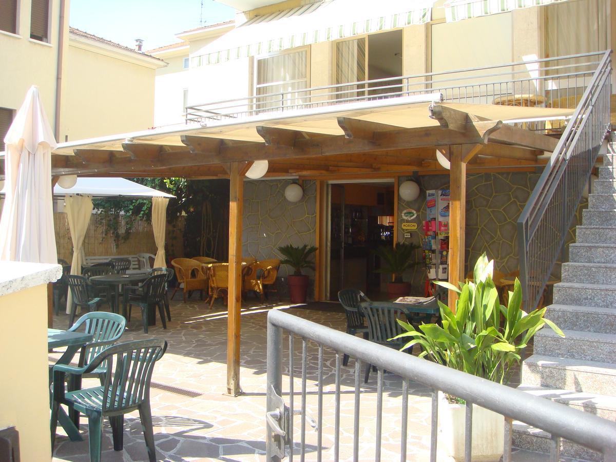 רימיני Hotel Moroni מראה חיצוני תמונה