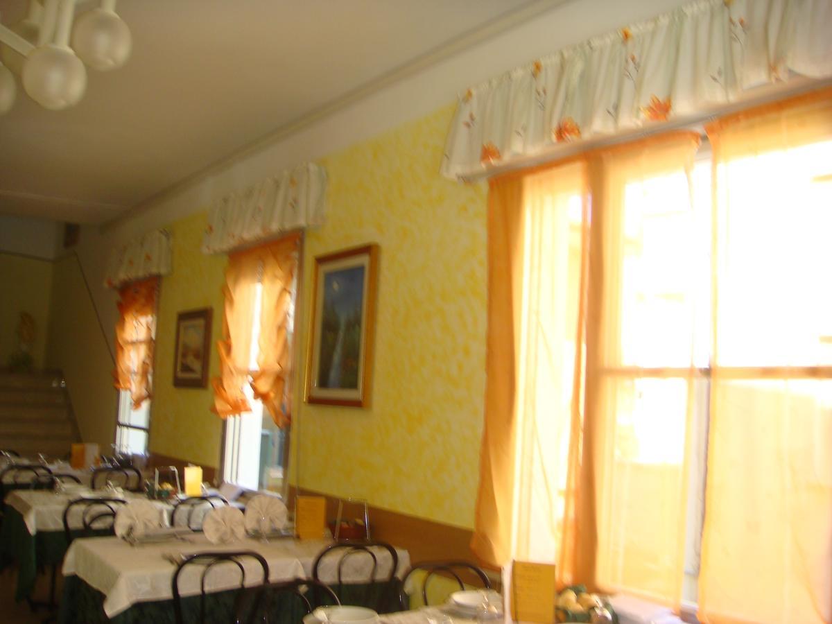 רימיני Hotel Moroni מראה חיצוני תמונה