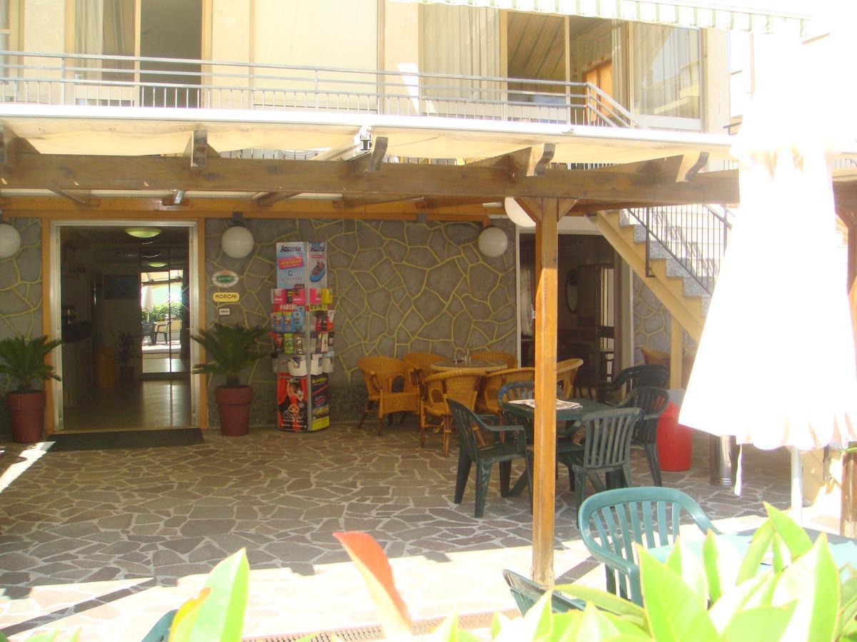 רימיני Hotel Moroni מראה חיצוני תמונה